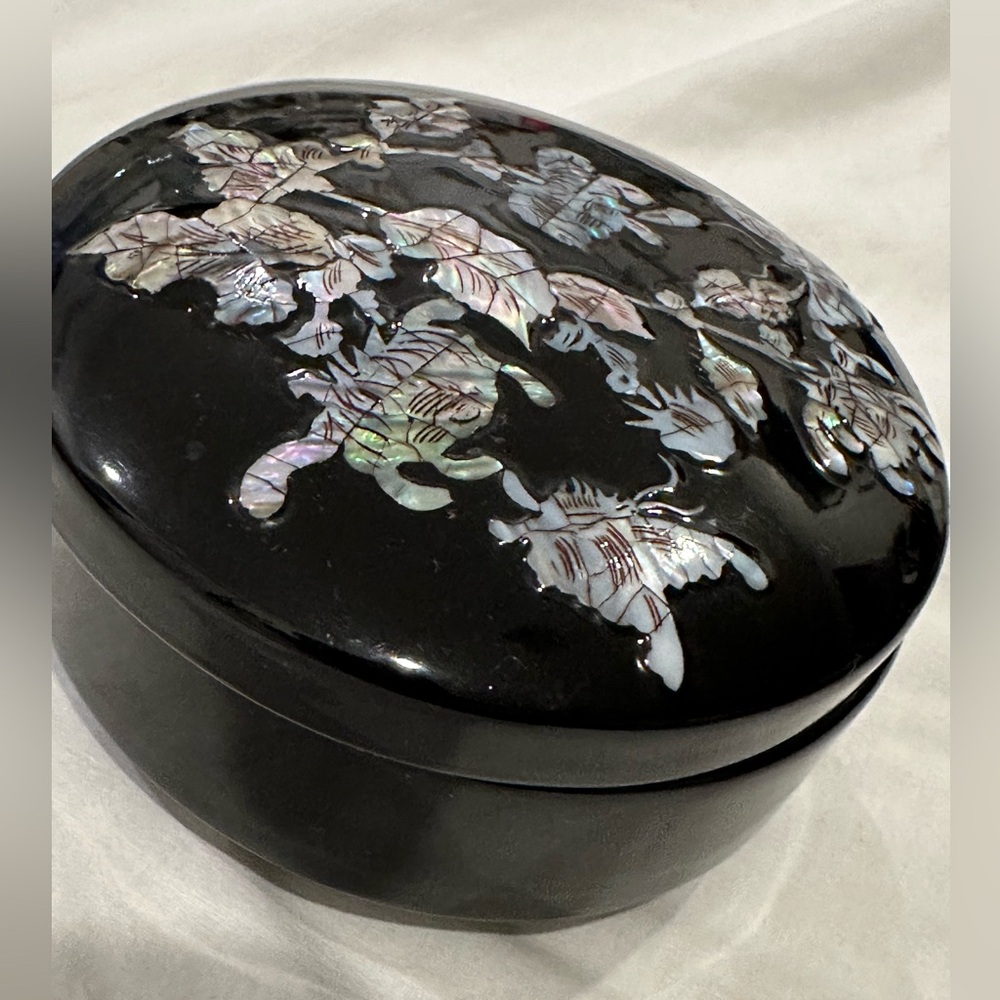 Vintage Black Lacquer Trinket Box beautiful Inlays Round Jewelry Storage